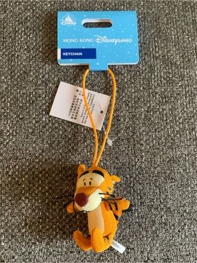 BNWT 6cm Hong Kong Disneyland Winnie the Pooh plush keychain - Tigger